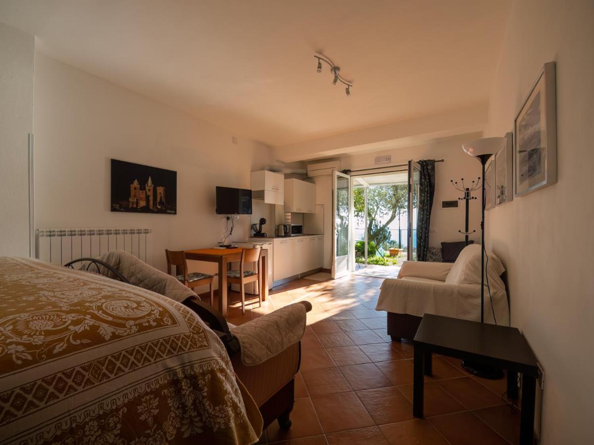Tra Gli Ulivi Bed & Breakfast Pietra Ligure Luaran gambar