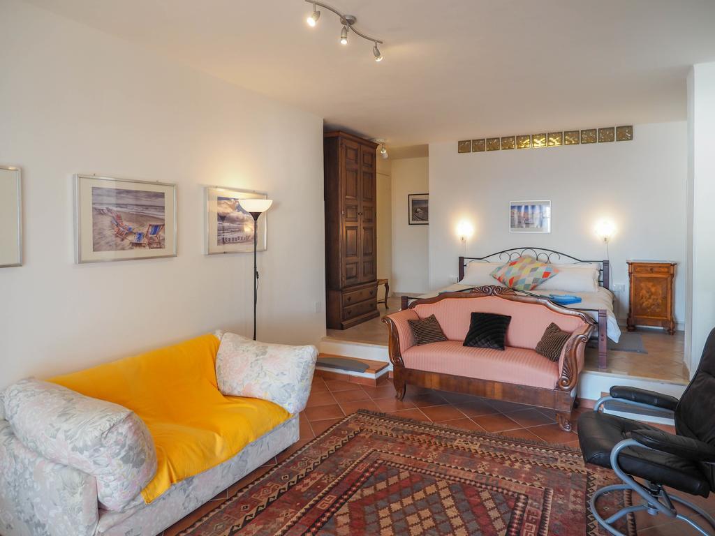 Tra Gli Ulivi Bed & Breakfast Pietra Ligure Bilik gambar