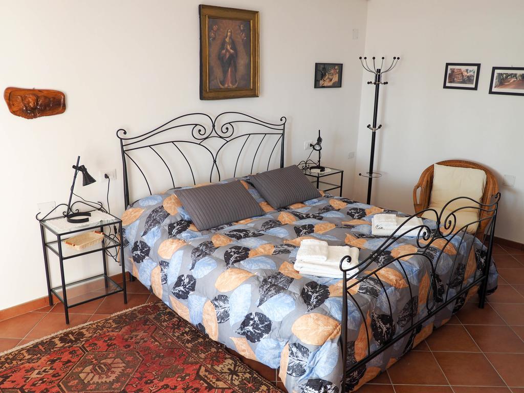 Tra Gli Ulivi Bed & Breakfast Pietra Ligure Bilik gambar