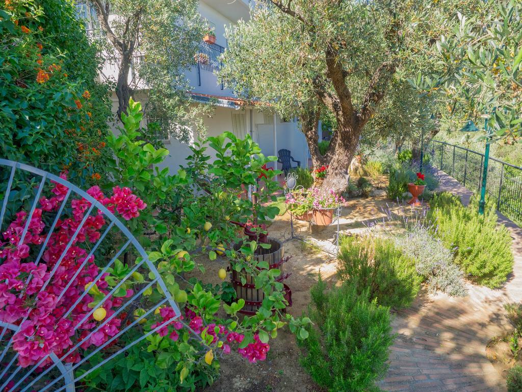 Tra Gli Ulivi Bed & Breakfast Pietra Ligure Luaran gambar